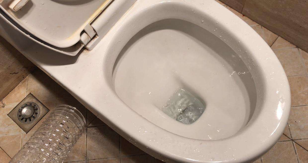 马桶堵塞，别再花钱请人疏通，立马学会这方法，快速疏通效果好