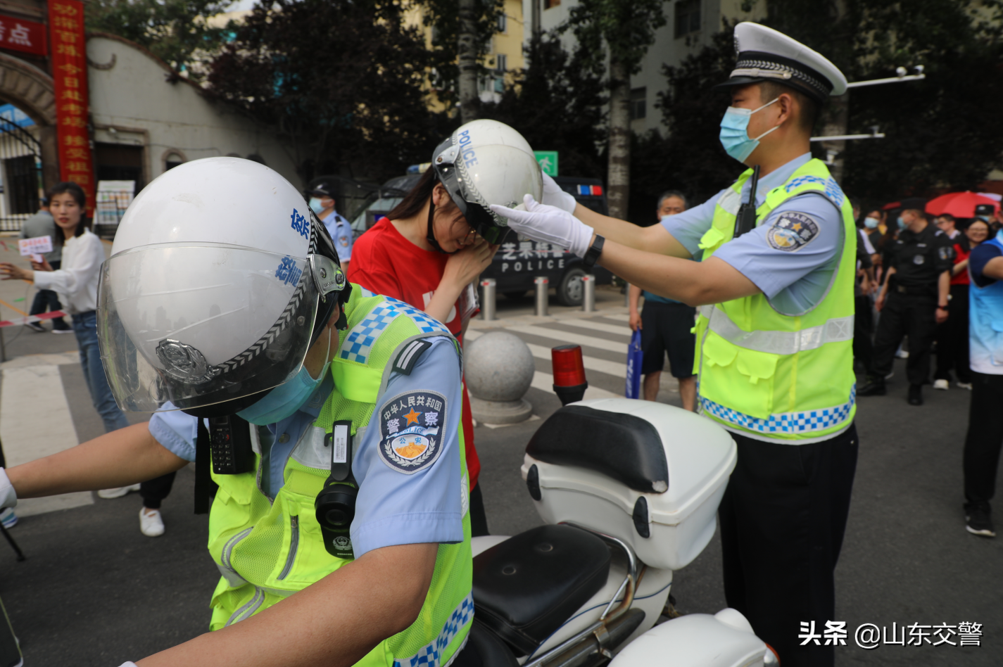 畅行赶考路，山东交警为考生暖心护航！| 护航高考交警同行
