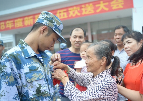 大学生的“好消息”，2022年当兵有机会保送军校，这些条件了解下