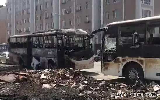 大连一小区外突发大火!一辆大客车被烧成空壳......