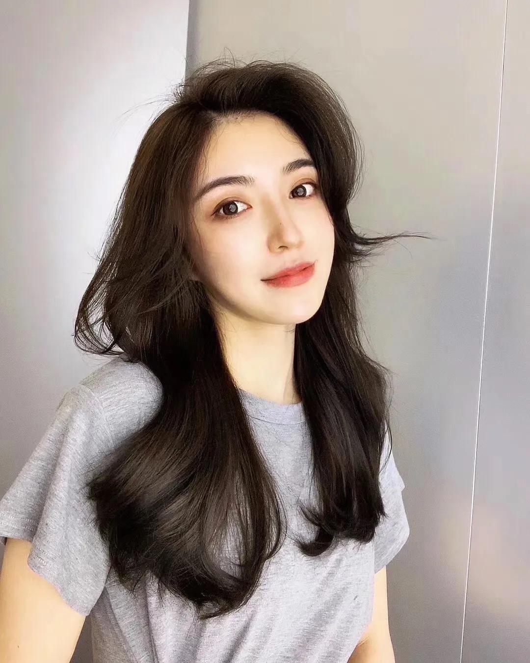 2020秋冬最流行时尚不夸张 发色适合任何小仙女染。