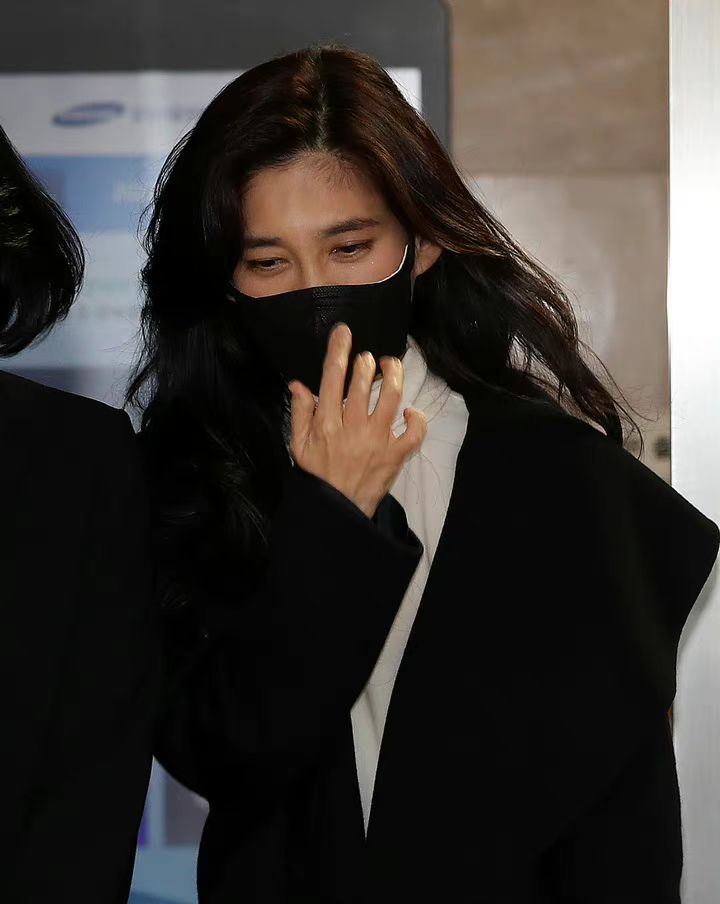 李富真可算想到换发型,烫了个有坠感的长卷发,清甜感扑面而来