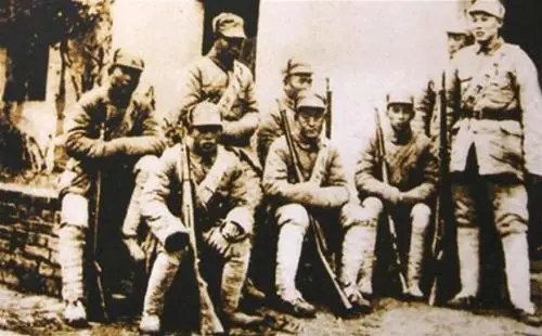 大学钻草丛打野战视频（日寇疯狂扫荡）