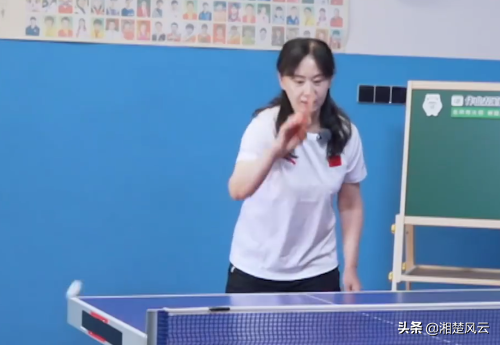 快乐的家族！张爸爸在张妈妈面前打球，张继科为妈妈出头露面，张爸爸怕秒