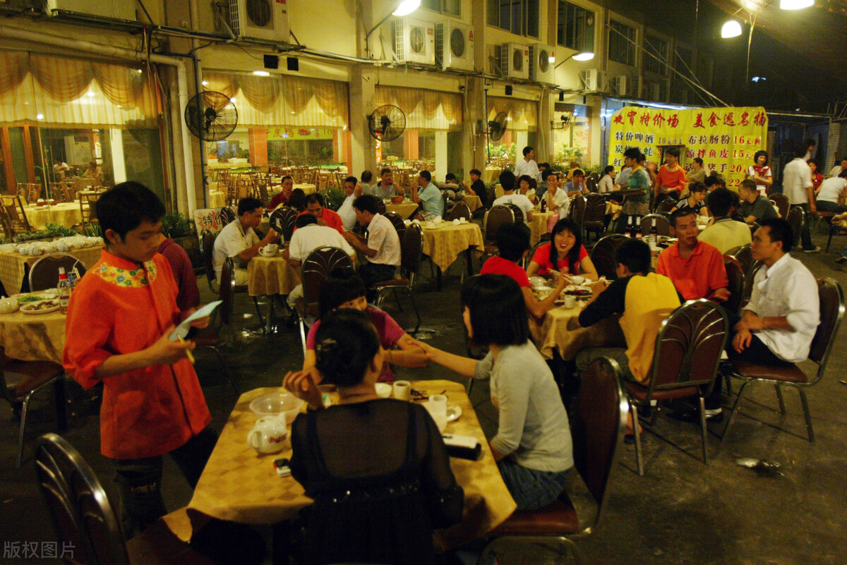 负债累累的老板开烤鱼店，利用“一瓶啤酒”，年赚187万，策略牛