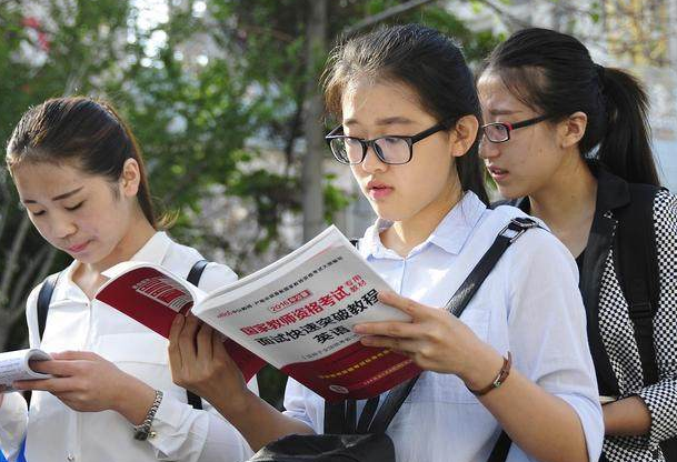 公务员考试培训班暗藏猫腻，有些教师明知道结果，却什么也不说