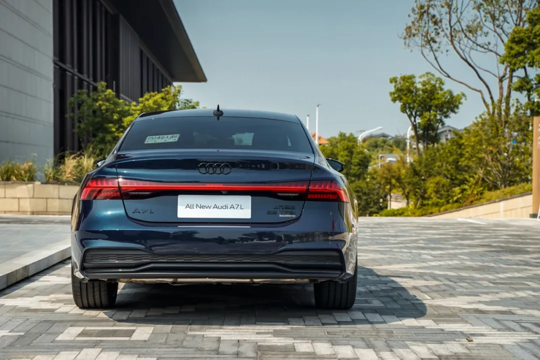 3.0T V6，5.6秒破百，配置比肩自家旗舰，看完价格我哭了