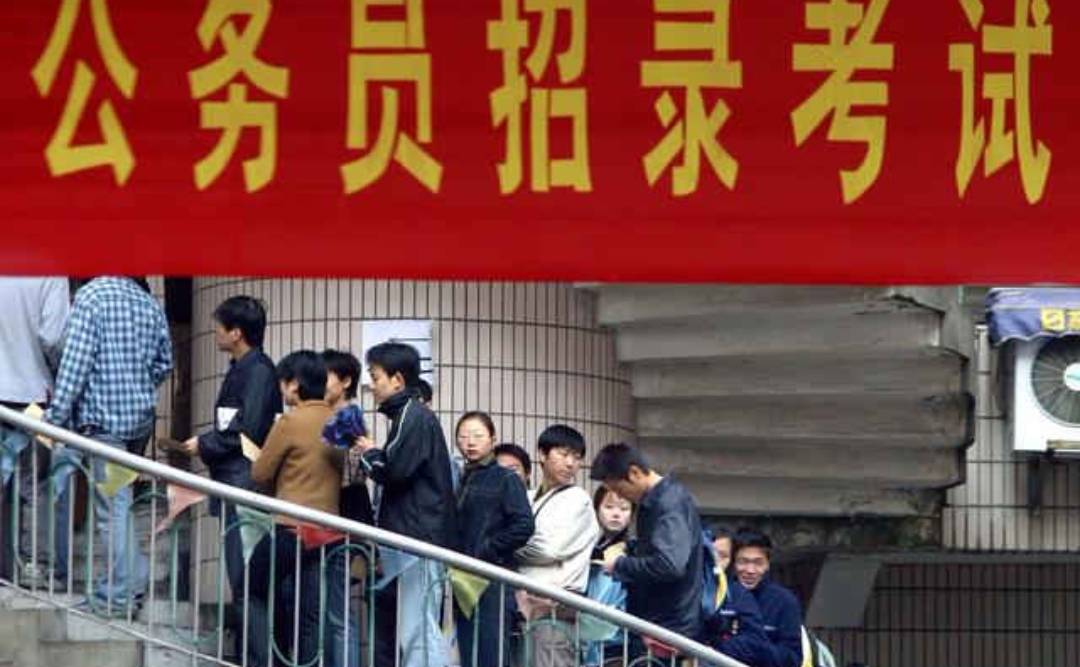 大学生考公务员并不难？上岸人考试经历：考十几次就端上了金饭碗