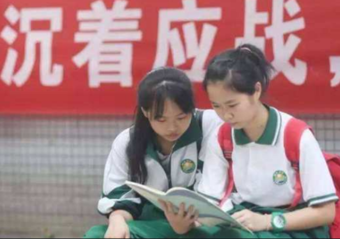 烈士子女高考享有加分政策，家长们争议大，女孩表示宁愿不要加分