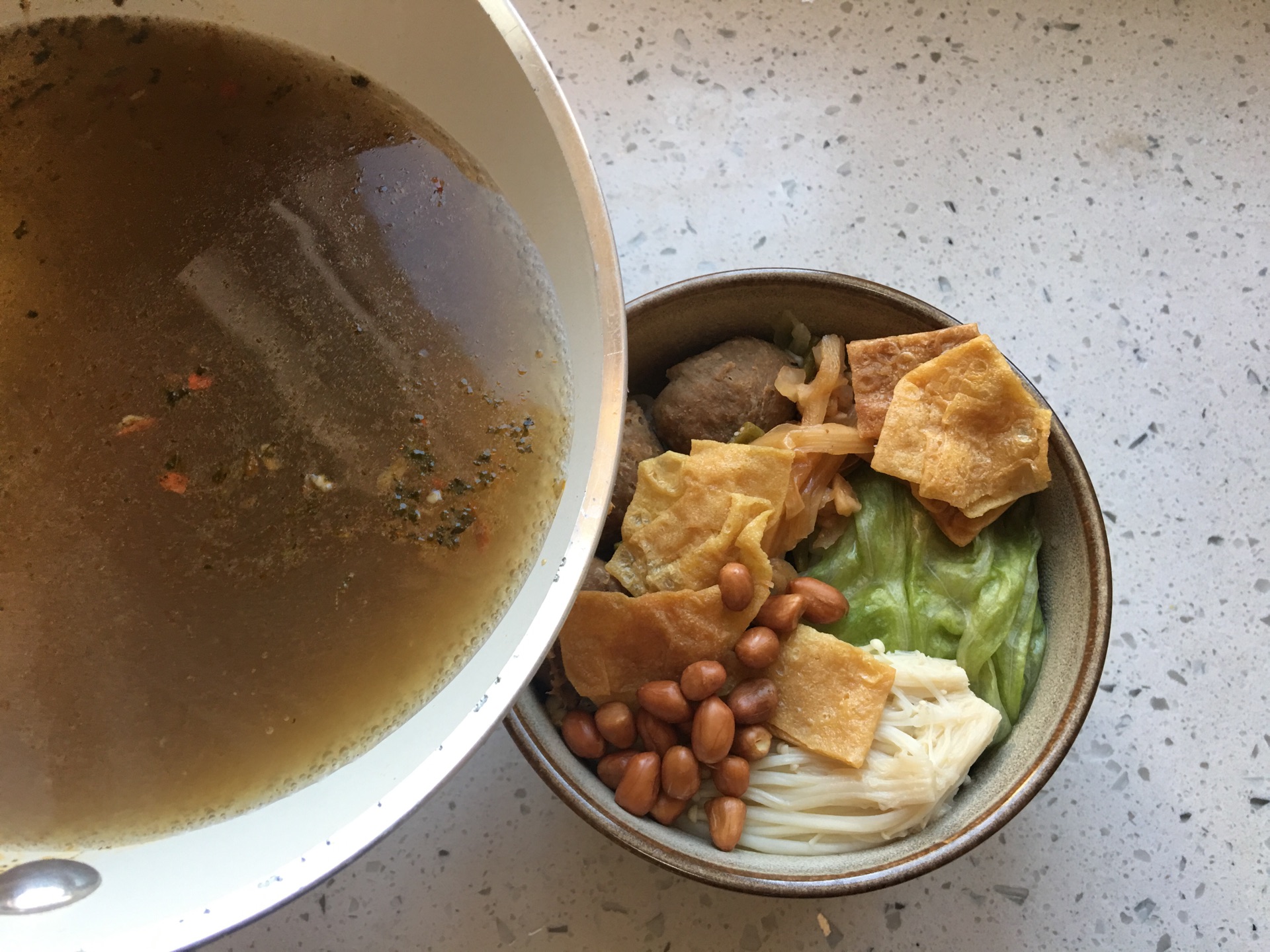 自己在家做螺蛳粉了，想吃什么就放什么，方便解馋