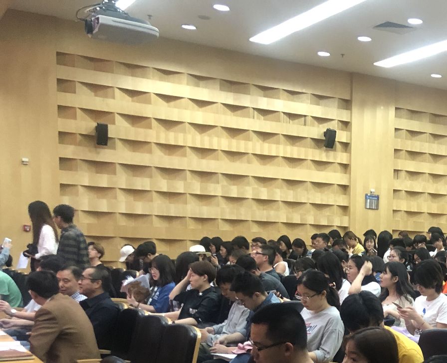 清华大学一张“偷拍图”流出，“放纵成瘾”的大学生们，该醒醒了