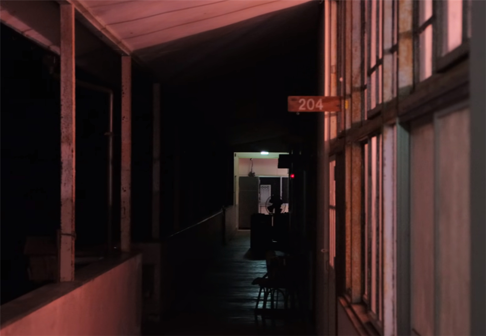 80后的他买下废弃学校，独居的日子一过就是7年，虽孤独却很自由