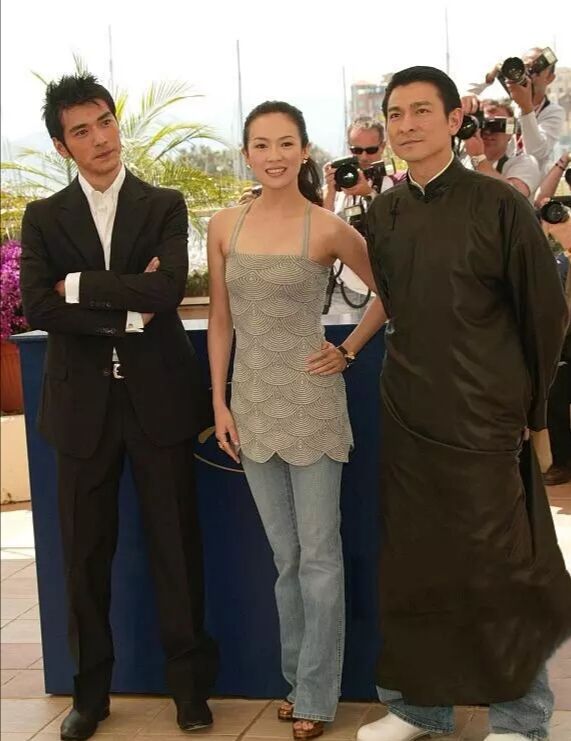 章子怡早年出席活动,站在刘德华和金城武身边,宛若初恋女神一般