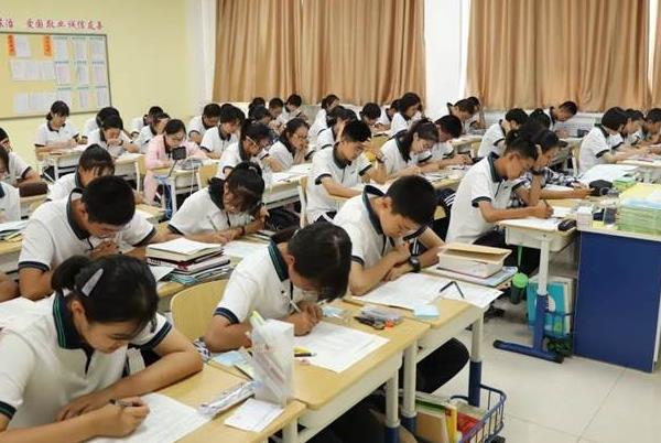 高中教室的四种vip座位，基本都落在学渣头上，有一种学霸也喜欢