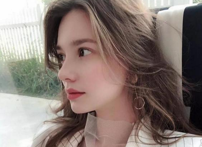 浙大4国混血“美女校花”火了，颜值高气质佳，网友想去浙大偶遇