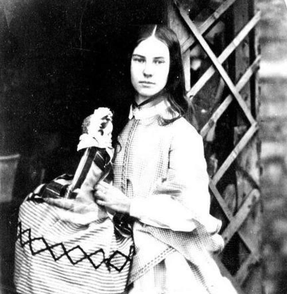 她是爱丽丝梦游仙境的原型，一个忧郁的小女孩，被作者拍了7年