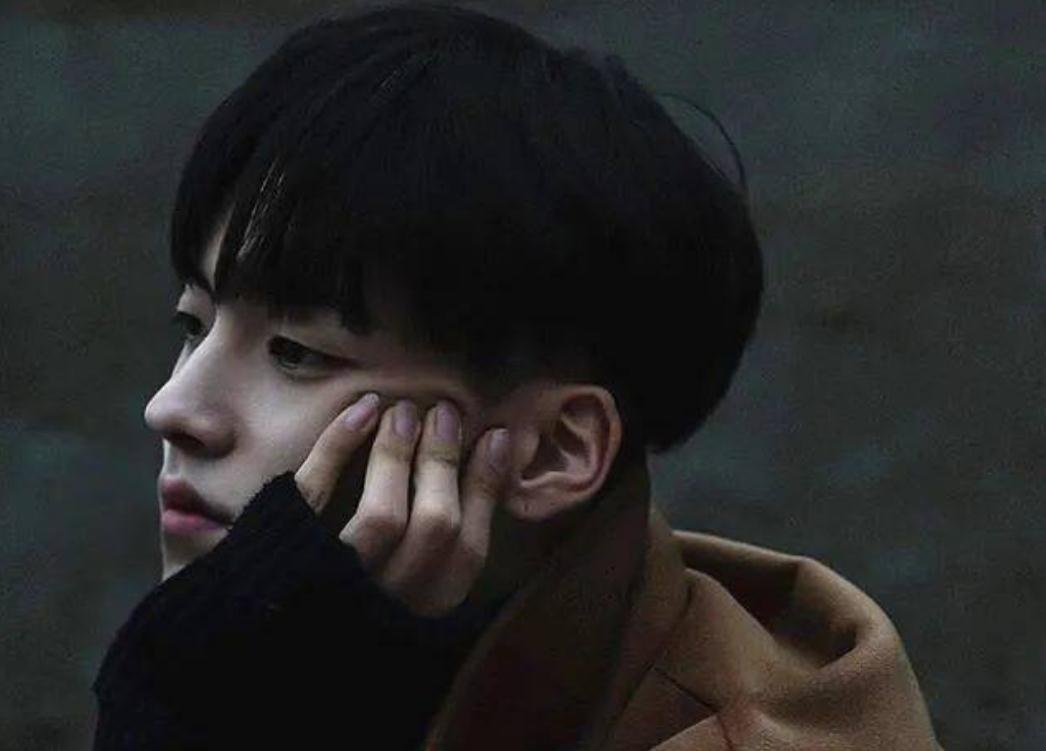 八成大学生认为自己“社恐”，不戴眼镜就不用打招呼，00后共情了