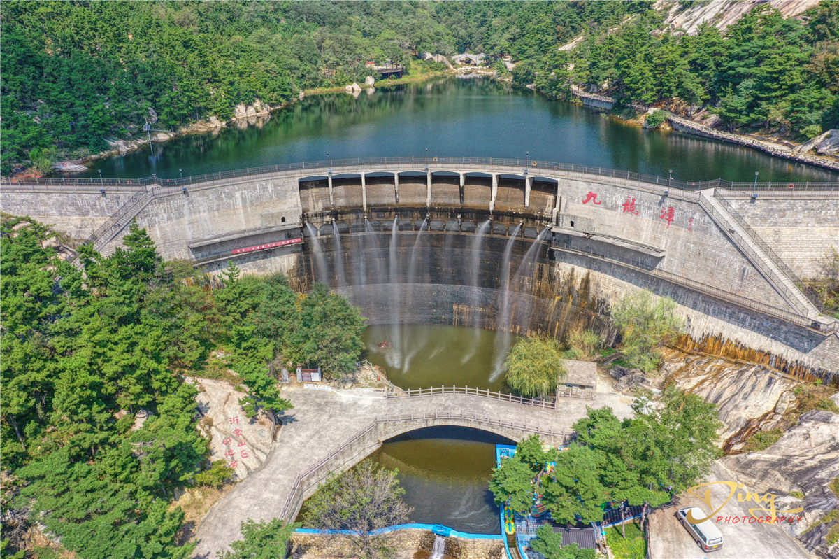 九龙潭位于蒙山峡谷之中,石坝长180米,高30米,因坝体有九个汉白玉龙头