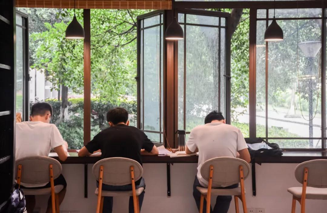 重庆这所高校：坐拥四大校区，出门就是地铁，食堂宿舍堪称