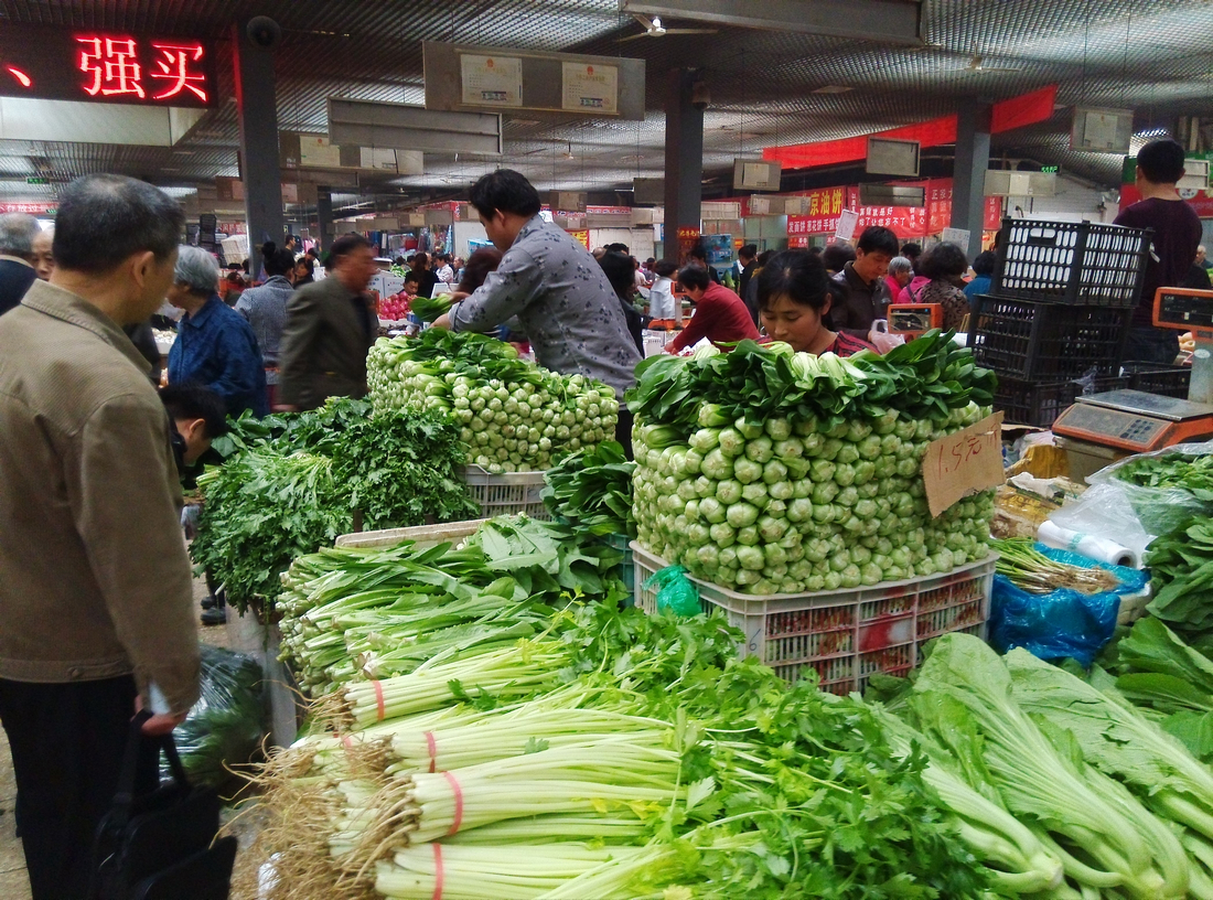 南方菜市场有多内卷？买3个土豆削皮切丝，已削出“工匠精神”