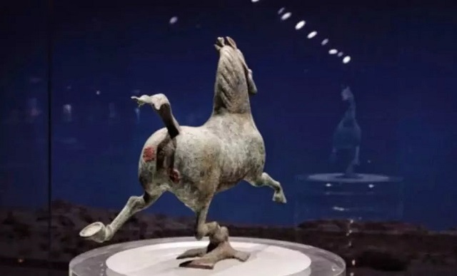 为什么马踏飞燕照片都是侧面，怕你看到正面照后忍不住哈哈大笑