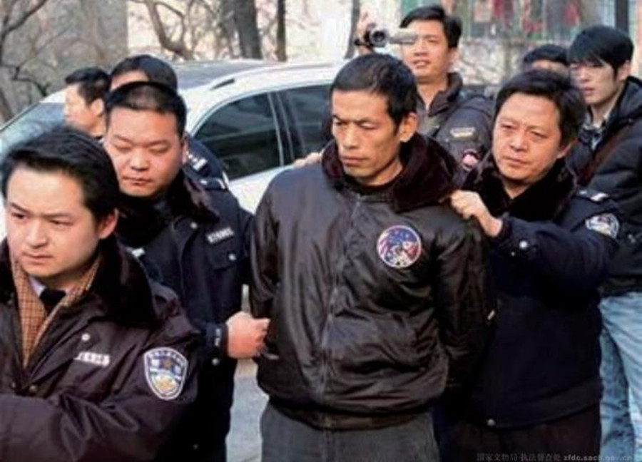 2002年，浙江一女子杀人潜逃，设计嫁入医学世家，11年后终被逮捕