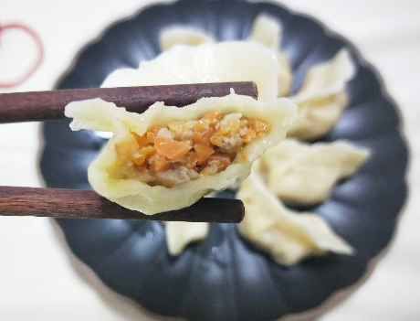 调羊肉饺子馅不膻有技巧，别只会加葱姜，掌握1点羊肉鲜香无异味