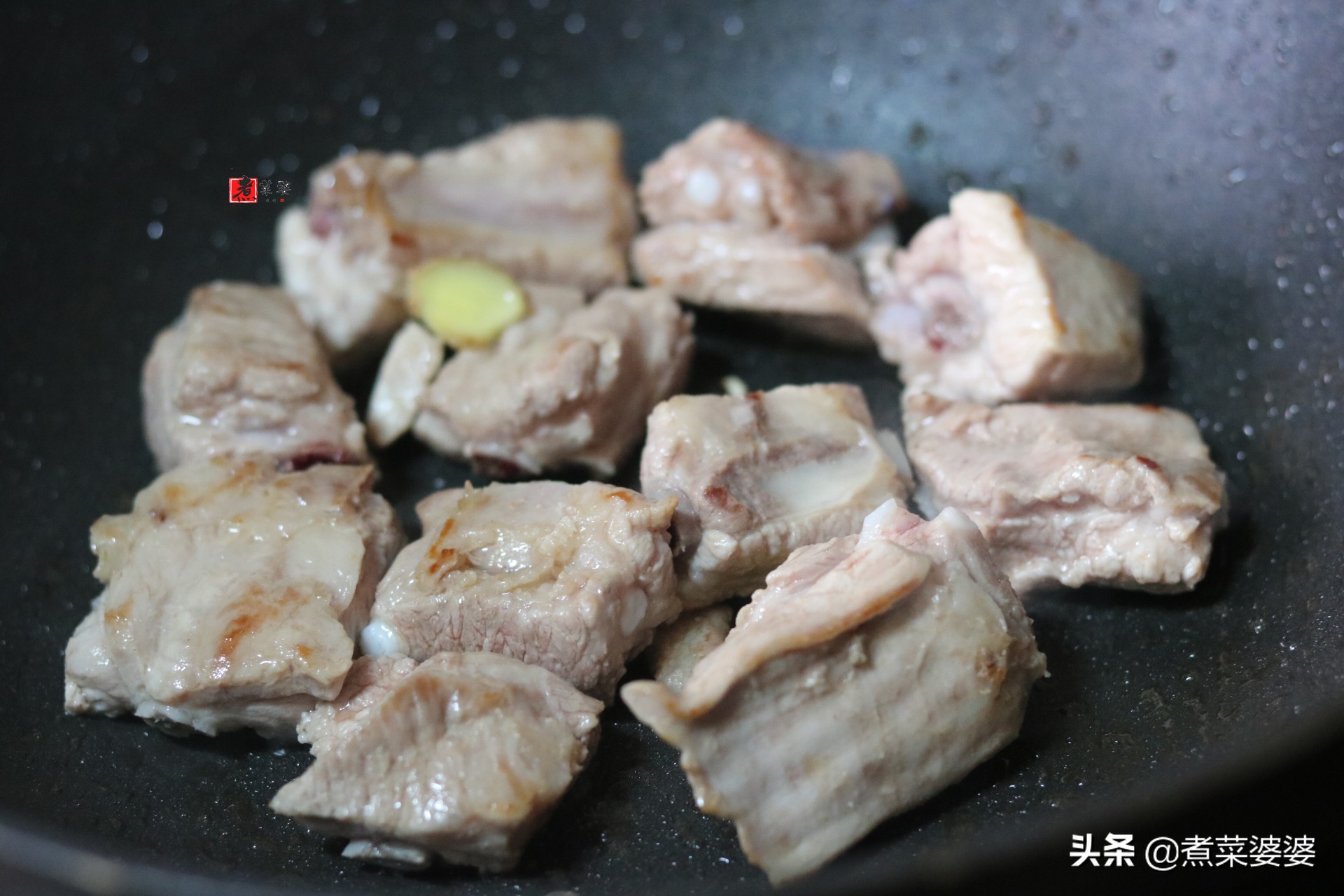 炖排骨时，谨记“二放三不放”，排骨香味十足，鲜嫩还没有腥味