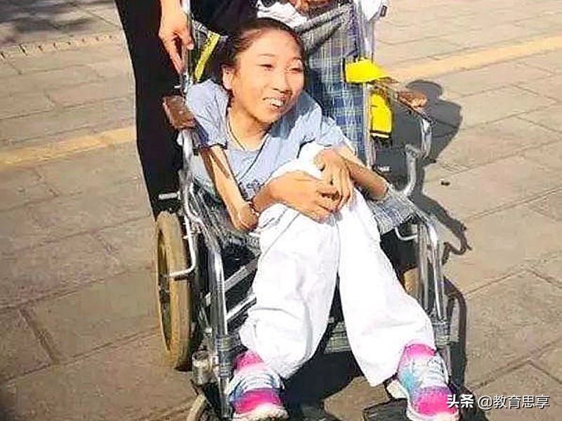 高考607分的云南轮椅女孩，身体几乎无法挪动，学习成绩年级前三