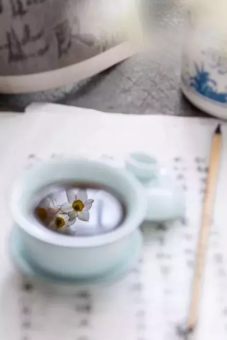 世事短如春梦,人情薄似秋云