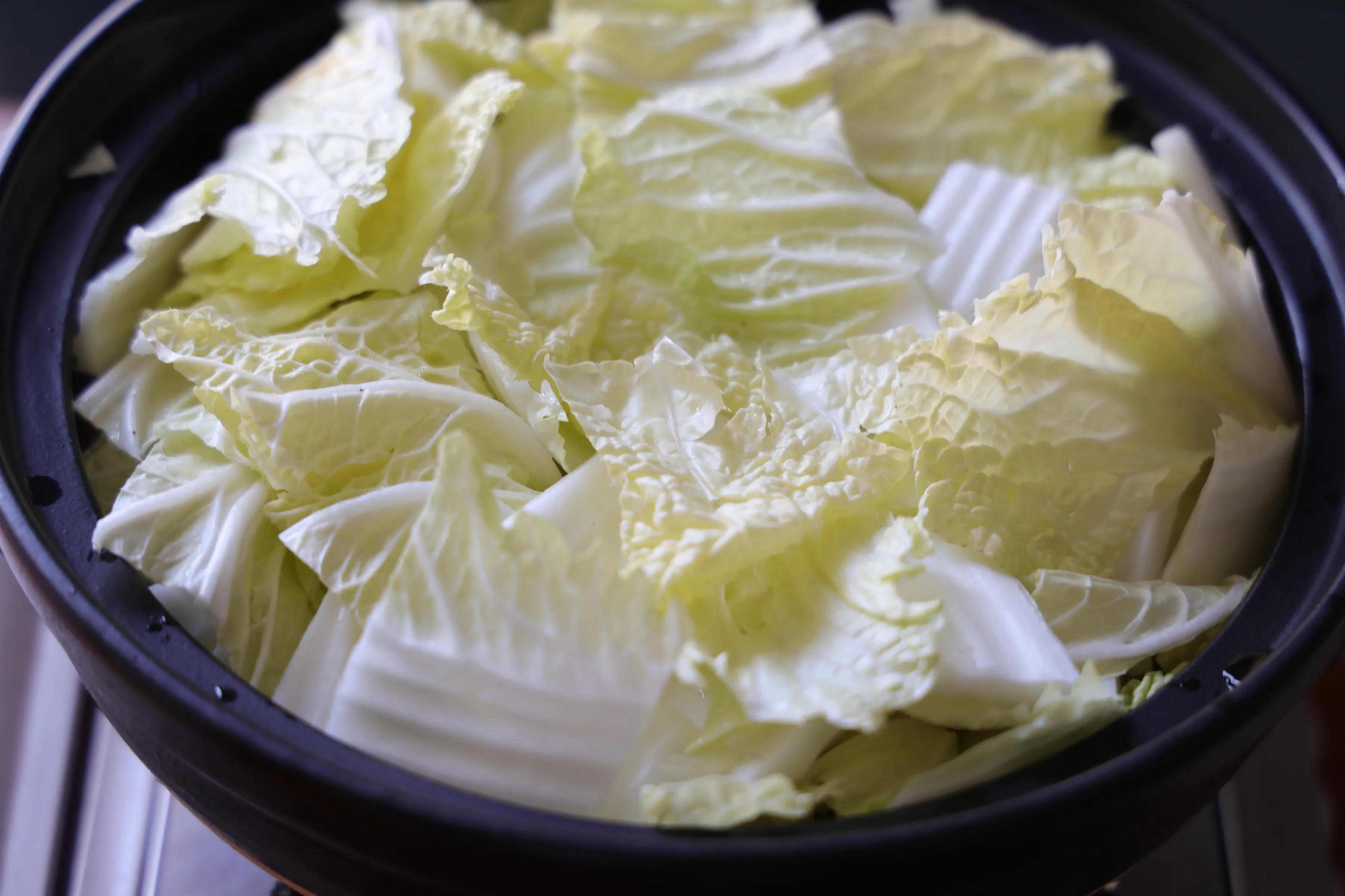 天气越来越冷，砂锅炖白菜豆腐不能少，汤鲜味美，吃完浑身暖