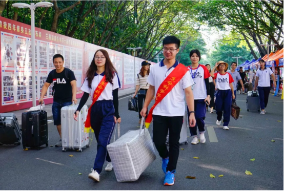 钱不够念不起大学？贫困生迎来好消息，国家助学金额度或大幅上调