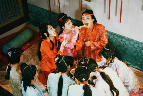 贾宝玉身边的小江湖，美少女丫鬟斗得比婆子更狠！她们已失去天真