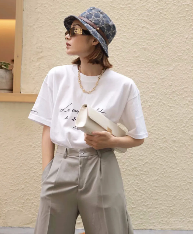 女人应常备这“3件上衣”，夏天百搭又时髦，搭裙子、裤子都好看