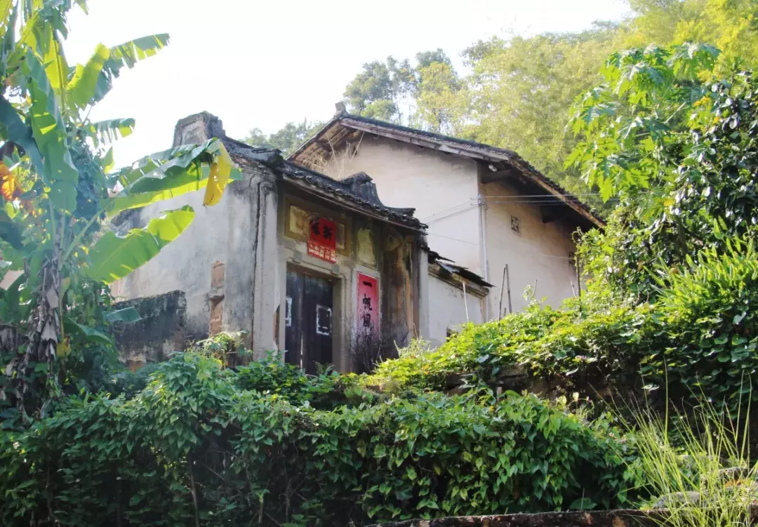 梅县茶山村(广东这座藏在深山的古村落，串起了数百年的漫长时光)