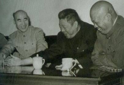 毛主席逝世前，兵权是怎样安排的？调兵粉碎四人帮必须由谁点头？