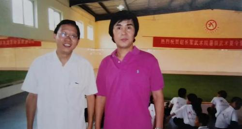 他是甄子丹的师傅，中国武坛唯一10连冠，却被3个混混打进医院