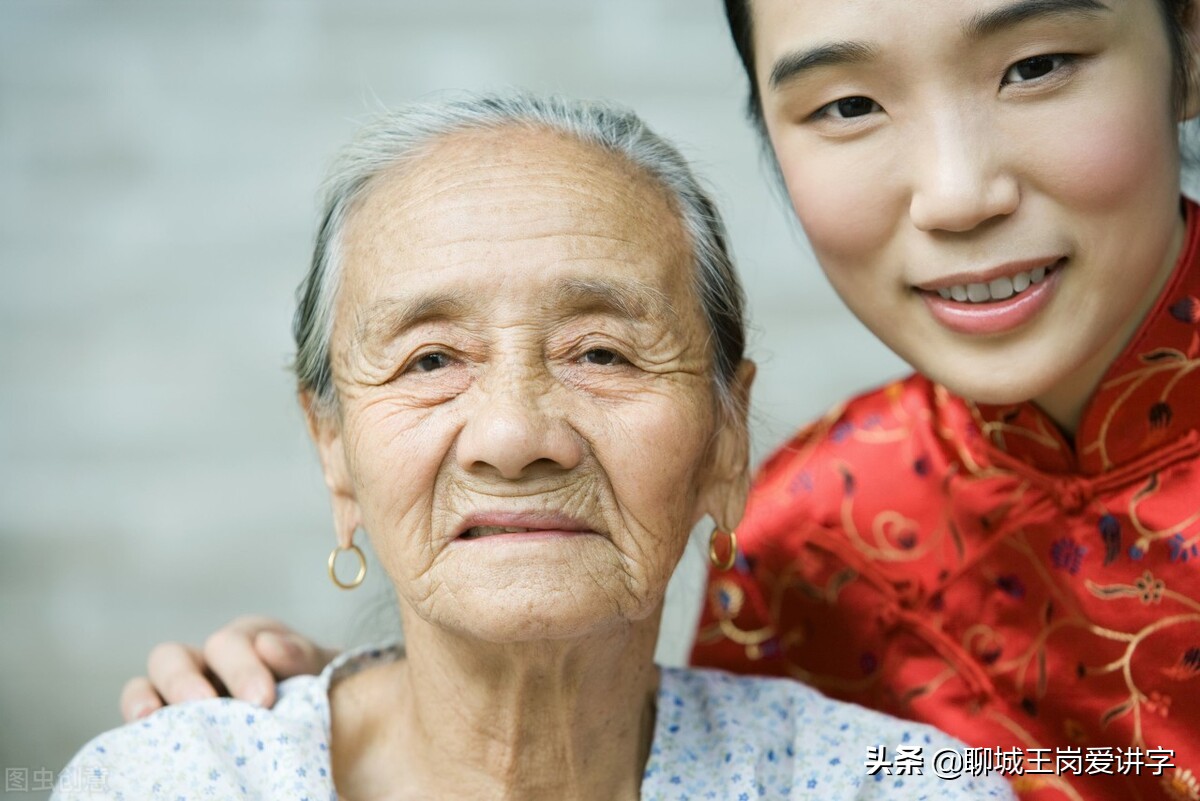 奶奶叫祖母,姥姥叫外祖母或者外婆.