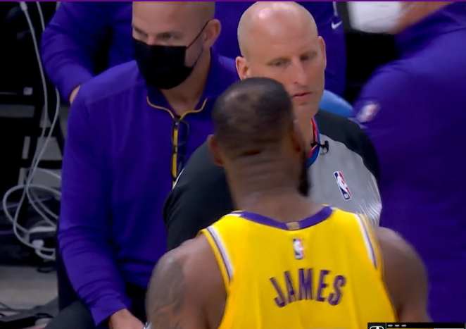 nba为什么不让裆下传球(詹皇又被字母哥帽还遭穿裆羞辱！裁判吹掉2分，勒布朗狠狠瞪着他)