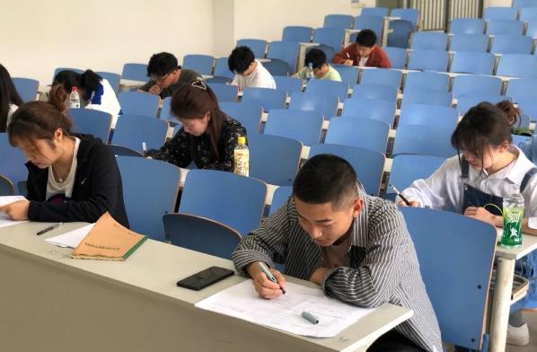 各国学校的防学生作弊手段，中国靠监考老师，看到泰国忍不住笑了