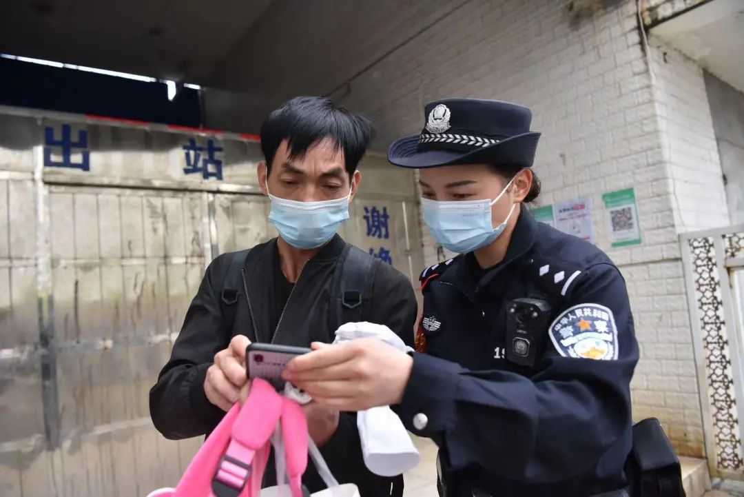 23年后，抱树女孩成为一名铁路女警！