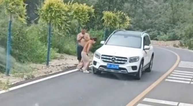 汽车轮胎打气全攻略：手摇打气筒使用方法详解