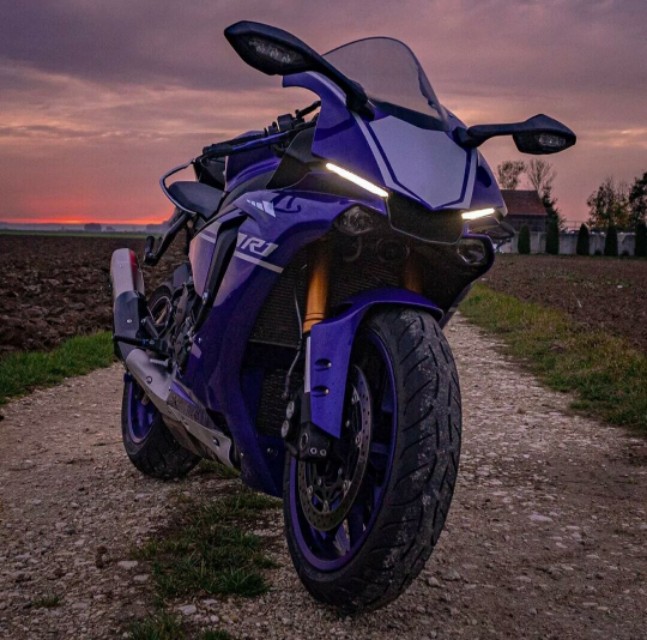 雅马哈r1,机车界的颜值担当,最喜欢这款车的高颜值!