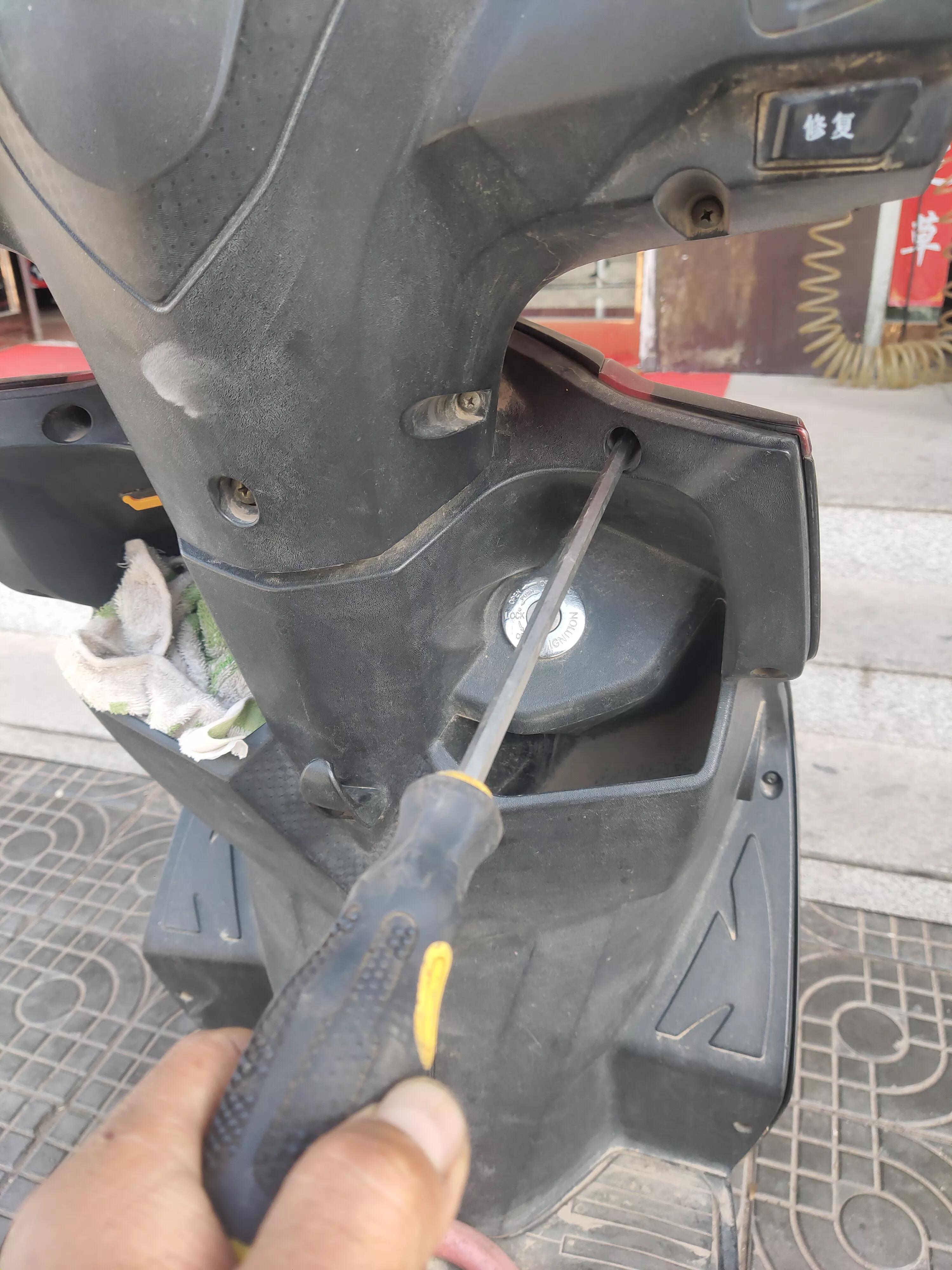 电动车钥匙被锁在车座里怎么办？用一个巧妙方法，分分钟就能取出
