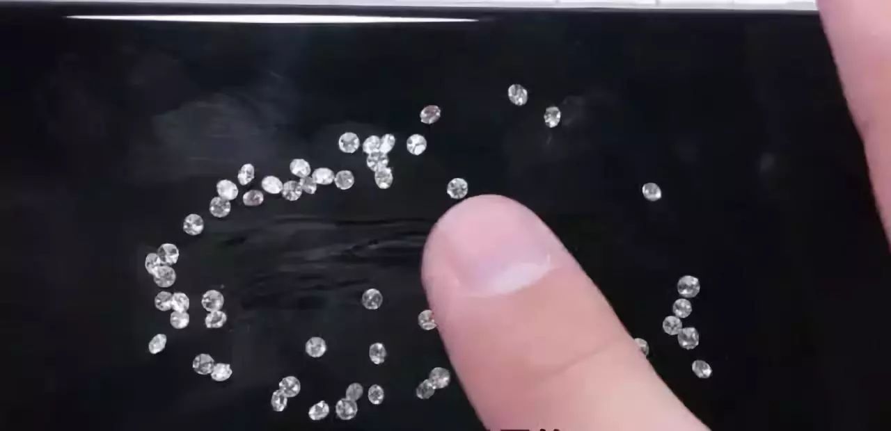 钻石划iPhone屏幕：看完你还敢不贴膜吗？