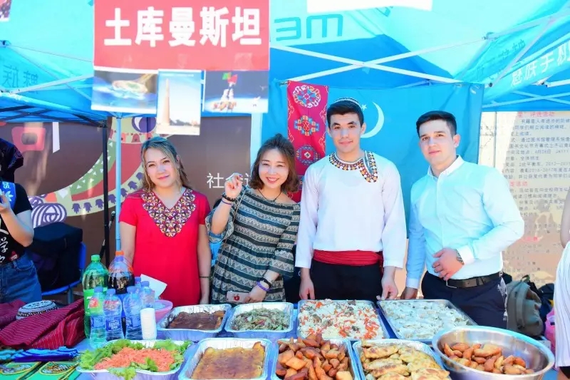 西安外国语大学，是由什么做成的？