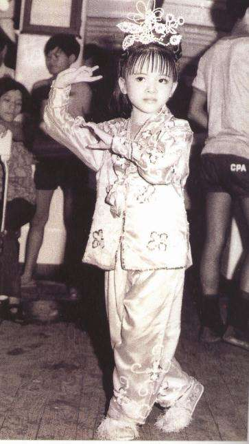 梅艳芳罕见照：从4岁到40岁，34张照片看尽“女人花”短暂的一生