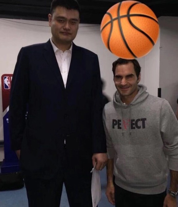 网球天王费德勒来中国的时候也曾跟姚明合影过,不过费天王在姚明面前