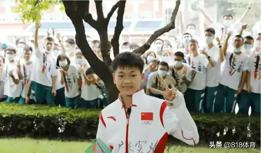 吓坏了!全红婵拜访中学被同学们排山倒海欢迎,笑着说:你们好恐怖!