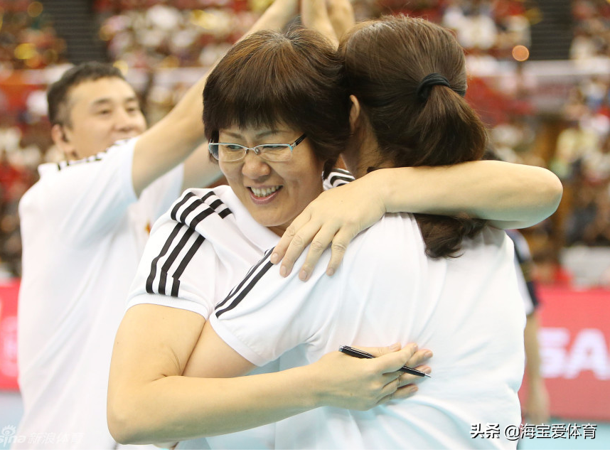 中国女排2015世界杯(2015年世界杯中国女排重回世界之巅，郎平及14名功勋球员今何在？)